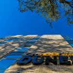 Hotellin seinä ja nimi alhaalta ylöspäin kuvattuna