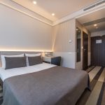 Sänky kahden hengen huoneessa