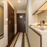 Keittiönurkkaus hotellihuoneessa