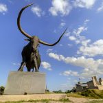 Rakveren härkäpatsas edestäpäin kuvattuna.