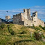 Rakveren linnanrauniot kukkulalla kesäpäivänä.