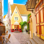 Vanhankaupungin katu auringonpaisteessa