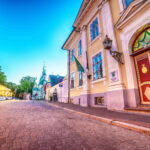 Pärnun katua ja koristeellinen ovi vanhassa rakennuksessa