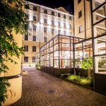 Hotellin sisäpiha on tunnelmallinen