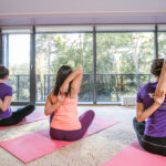 Asiakkaat venyttelevät joogasalissa