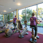 asiakkaat käyttävät harjoittelulaitteita