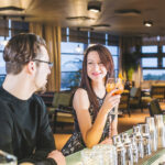 asiakkaat ravintolan baaritiskillä