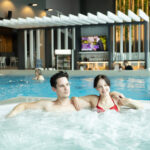 Asiakkaat porealtaalla