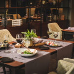 ravintolan pöytä ja astioita