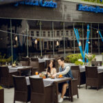 ravintolan terassilla asiakkaat pöydän äärellä