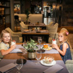 lapset ravintolassa syömässä