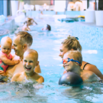 Perhe Kalev Span vesipuistossa Tallinnassa