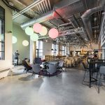 Comfort Hotel LT:n avaraa aulaa, perällä aamiaistila