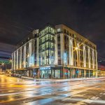 Comfort Hotel LT iltavalaistuksessa vilkkaan katujen risteyksessä