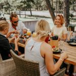 Perhe nauttii Laulasmaa Span ulkoterassilla lounasta yhdessä