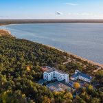 Ilmakuva mäntymetsän ympäröimästä Laulasmaa Spasta merelle päin.