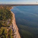 Ilmakuva mäntymetsien ympäröimästä Laulasmaa Spasta, oikealla meri