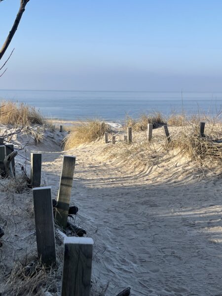 Pyöräilyreitti rantaa pitkin