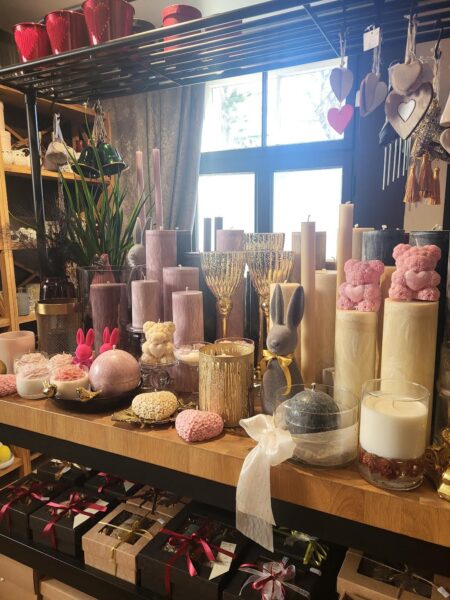 Käsityötaidolla tehtyjä kynttiöitä