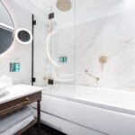 Kylpyhuone, Deluxe-huone parvekkeella, Mövenpick Hotel Tallinn