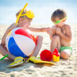 kaksi pikkupoikaa hiekkarannalla