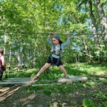 3vuotias kulkemassa seikkailupuiston lasten radallal