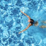 Nainen uimassa-altaassa kylpylässä. Kylpyläloma. Kylpylämatka. Ikaalisten Matkatoimisto.