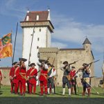 Kesäinen näytös Narvan linnan pihalla.