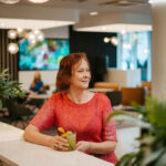 Tallink Spa - rouva baaristiskillä drinkki kädessä