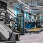 Hotellin kuntosali ja juoksumattoja rivissä