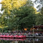 Polkuveneitä ja terassia Hellers Volksgartenissa Kölnissä