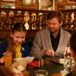 Perhe syömässä Viimsi Span baarissa