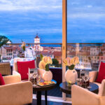 Kattotasanteella olevasta ravintolasta avautuu kauniit maisemat