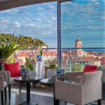 Kattotasanteella olevasta ravintolasta avautuu kauniit maisemat