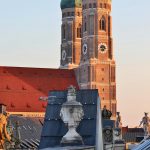 Frauenkirchen kaksoistornit iltaruskossa.