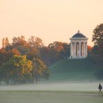Sumuinen näkymä Münchenin suurimpaan puistoon English Garteniin.