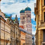 Frauenkirchen tornit Münchenin kattojen yllä.