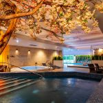 Mustamäe Elamus Span allas, altaan vieressä sisustuselementtinä puu