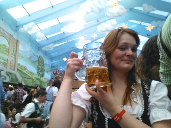 Oktoberfest - muista varata paikka pöydästä!