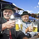 Olutlasillisella Biergartenissa.