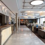 Hotellin vastaanotto ja aulabaari