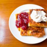 Pannukakku kermavaahdolla ja mansikkahillolla