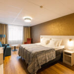 Viimsi Spa Superior-huone vuodesohvalla