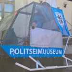 Poika istuu leikkihelikopterissa poliisimuseon pihalla