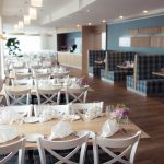 Ravintolasali on kauniisti sisustettu