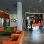 Aulassa on käytetty sopivasti tehostevärejä sisustuksessa