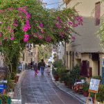 Plakan katu, jonka varrella ravintoloita ja perinteisiä kreikkalaisia taloja