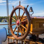 Lähikuva laivan ruorista kesäisenä päivänä.