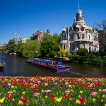 Tulppaanimeri joen varrella kesällä