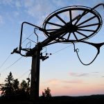 Hiihtohissi kuvattuna alhaalta päin auringonlaskun aikaan.